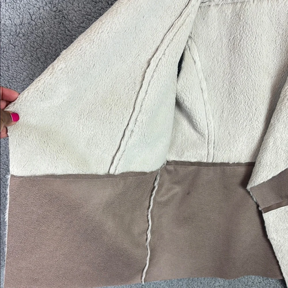 Chico's Tan and Cream Open Front Vest Textured Shawl Collar Sherpa/Suede Medium - Picture 4 of 7